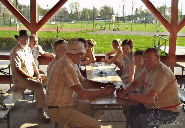 25_PESKY_Albrechtice, pivo a kafe se uz nese.jpg